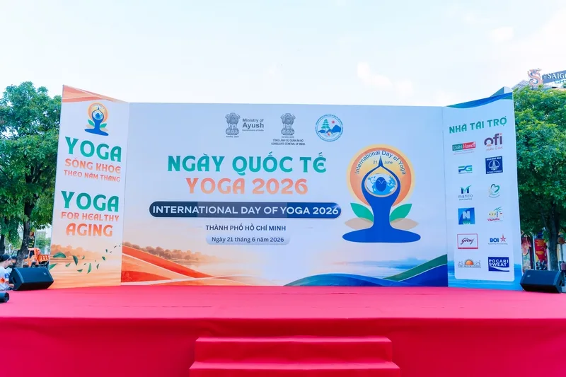 Sân khấu Ngày Quốc tế Yoga 2026 tại phố đi bộ Nguyễn Huệ do Sài Gòn Light Event vận hành trong sự kiện hơn 2.000 người.