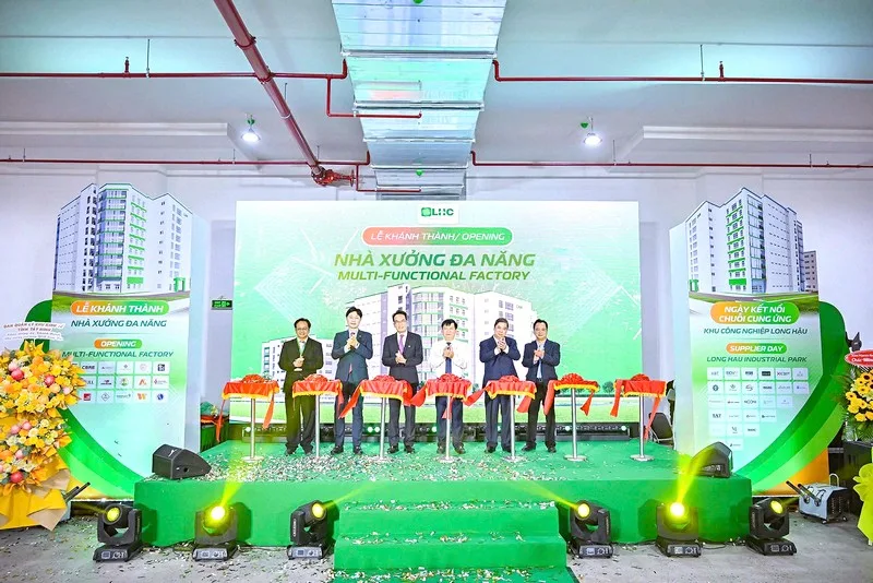 Sân khấu nghi thức lễ khánh thành dự án được thiết kế đồng bộ với nhận diện thương hiệu.
