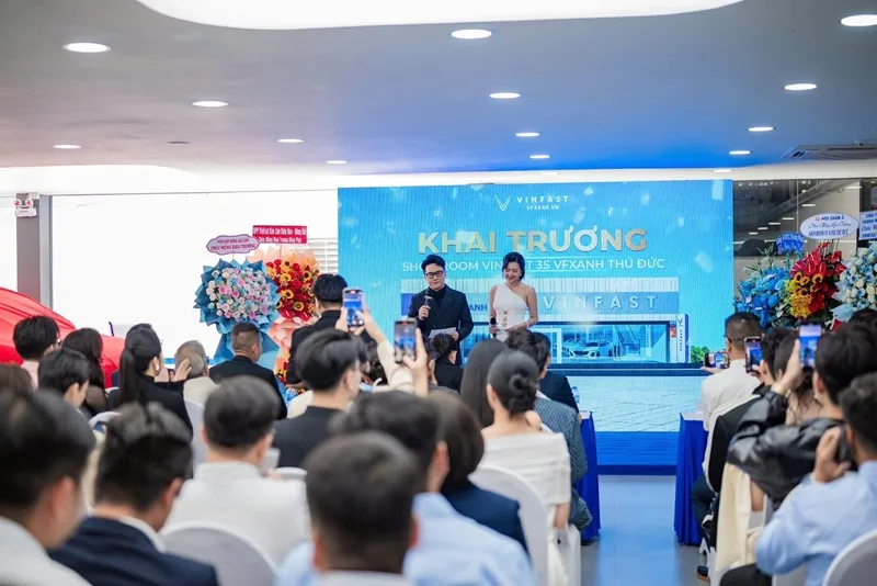 Sân khấu và khu vực khách mời tại lễ khai trương được bố trí phù hợp với nội dung chương trình.