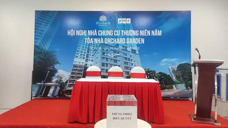 Sân khấu và thùng phiếu biểu quyết tại Hội nghị thường niên Tòa nhà Orchard Garden năm 2022.