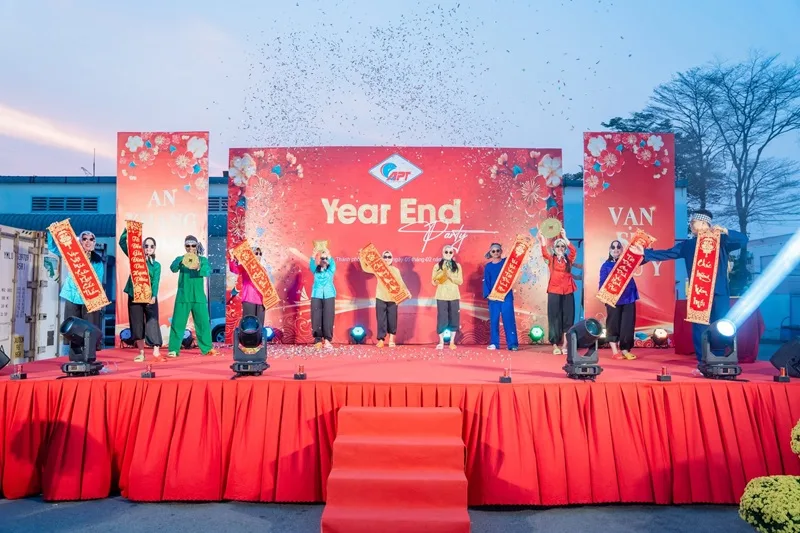 Sân khấu Year End Party doanh nghiệp được thiết kế theo chủ đề chương trình cuối năm.