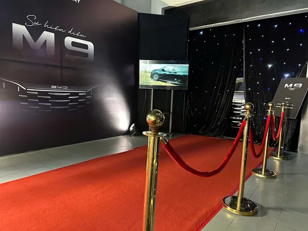 Lối vào trưng bày BYD M9 được bố trí thảm đỏ, trụ barrier và màn sao.