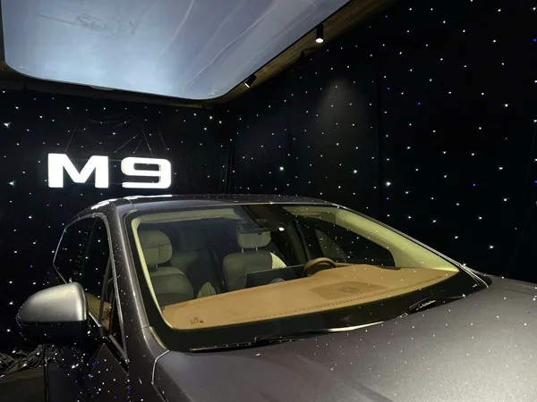 Xe BYD M9 xuất hiện nổi bật trong không gian màn sao hiện đại