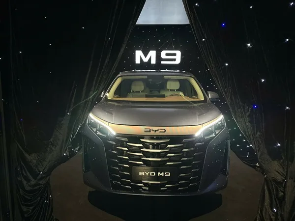 BYD M9 lộ diện ấn tượng giữa màn sao, tạo điểm nhấn cho không gian trưng bày.
