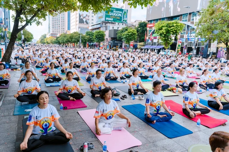 Sự kiện Yoga ngoài trời do Sài Gòn Light Event vận hành tại phố đi bộ Nguyễn Huệ với sân khấu, âm thanh và không gian cộng đồng chỉn chu.