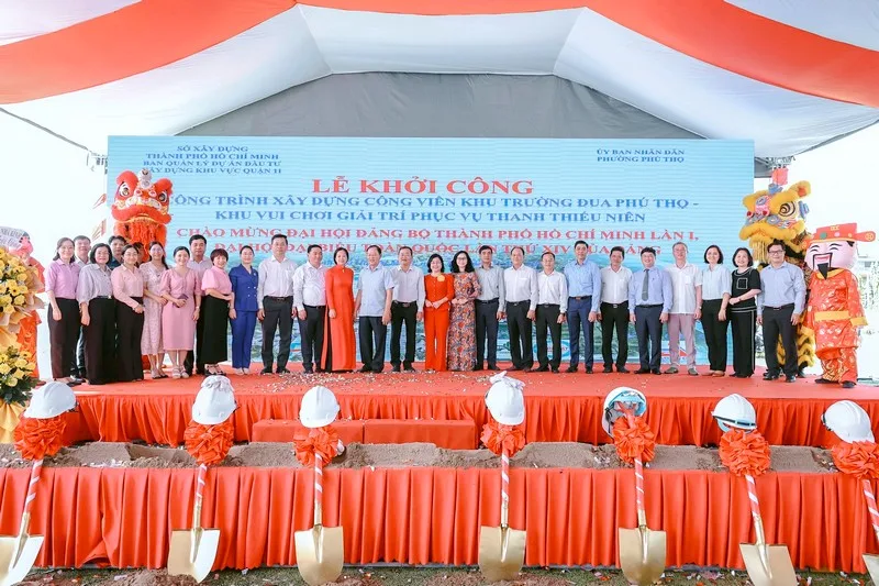 Tập thể đại biểu chụp ảnh tại lễ khởi công dự án.