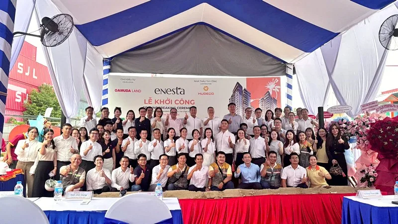 Tập thể khách mời và đại biểu chụp ảnh lưu niệm tại lễ khởi công doanh nghiệp.