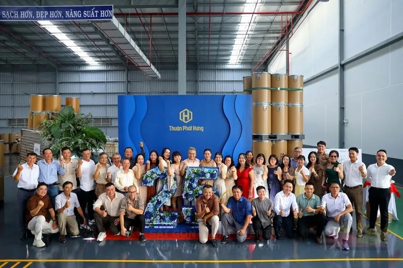 Tập thể nhân sự và khách mời chụp ảnh lưu niệm tại sự kiện doanh nghiệp.