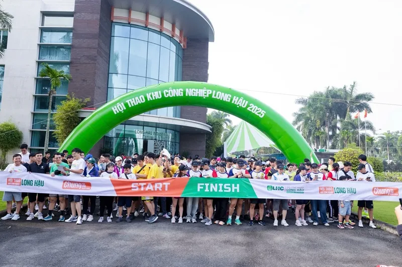 Khu vực cổng hơi và vạch đích trong chương trình team building doanh nghiệp ngoài trời.