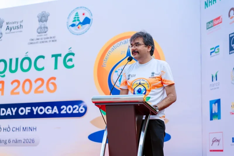 Tiến sĩ Vipra Pandey phát biểu tại Ngày Quốc tế Yoga 2026 ở phố đi bộ Nguyễn Huệ, sự kiện do Sài Gòn Light Event vận hành.