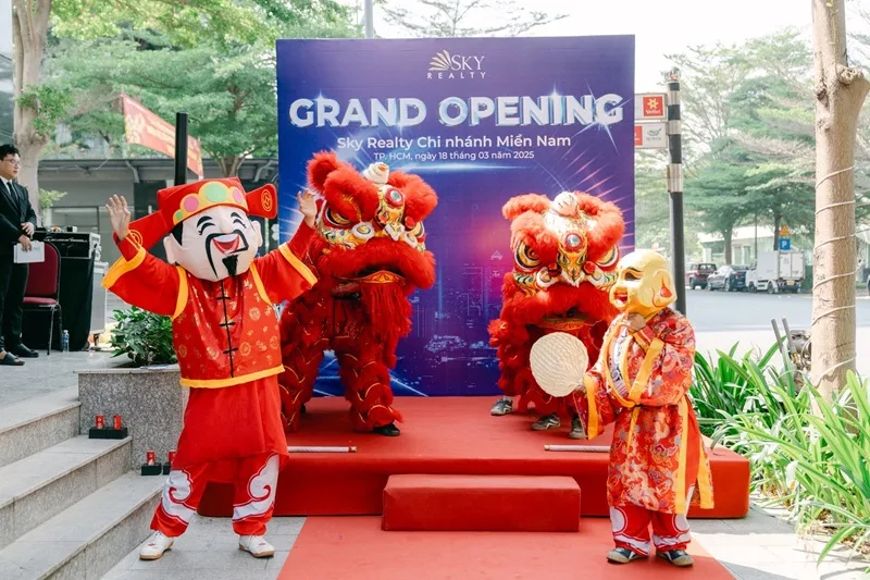 Tiết mục múa lân chào mừng lễ khai trương mang đến không khí sôi động và thu hút khách mời.