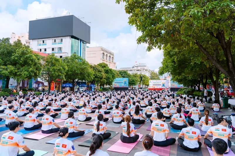 Toàn cảnh cộng đồng tham dự Ngày Quốc tế Yoga 2026 tại phố đi bộ Nguyễn Huệ với hơn 2.000 người.