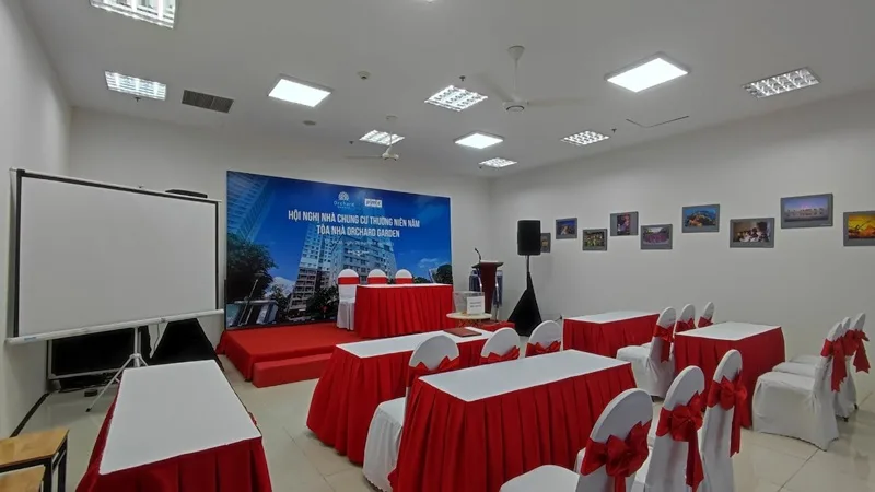 Toàn cảnh không gian Hội nghị Chung cư Orchard Garden với bàn ghế và thiết bị trình chiếu.
