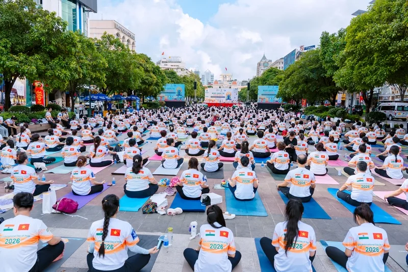 Toàn cảnh Ngày Quốc tế Yoga 2026 tại phố đi bộ Nguyễn Huệ, chương trình cộng đồng hơn 2.000 người do Sài Gòn Light Event vận hành.