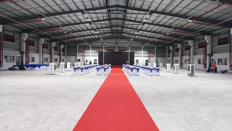 Toàn cảnh không gian Lễ khánh thành Nhà máy Thành Phương trong giai đoạn hoàn thiện setup.
