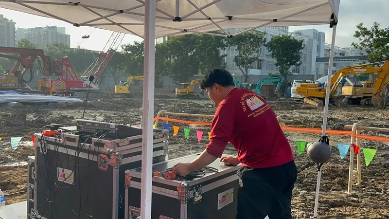 Kỹ thuật viên vận hành và kiểm tra thiết bị tại lễ khởi công Gemalink.