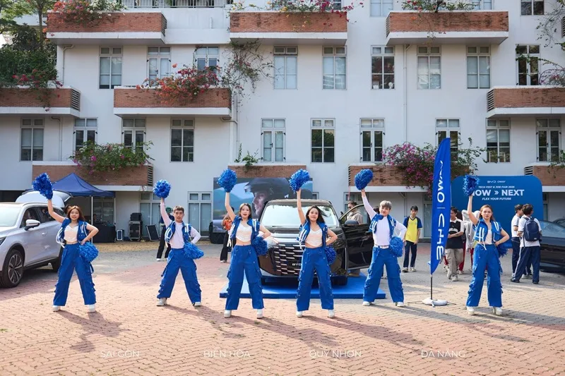 Đội vũ đạo biểu diễn sôi động tại khu trưng bày BYD Oway trong Tech Fest 2026.