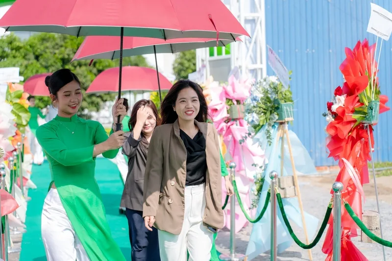 Nhân sự đón khách sự kiện doanh nghiệp hỗ trợ khách mời và góp phần tạo trải nghiệm chỉn chu cho chương trình.