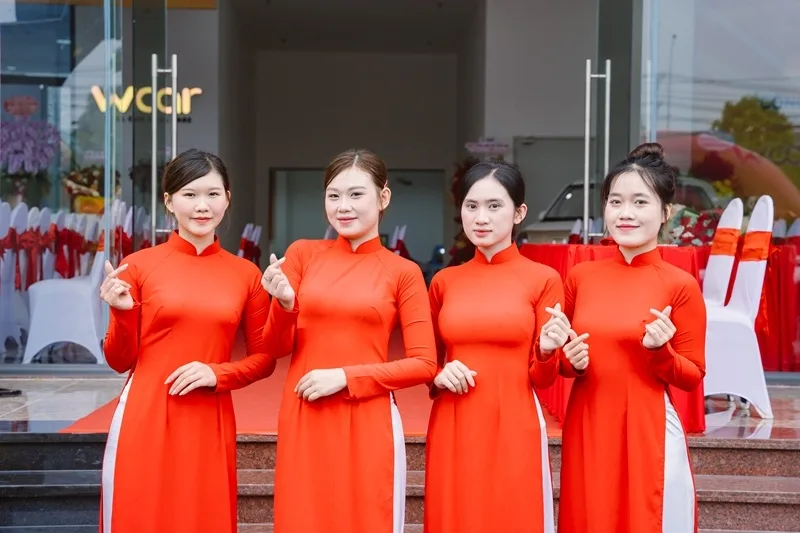 PG lễ tân đón khách sự kiện doanh nghiệp hỗ trợ check-in, hướng dẫn khách mời và tạo hình ảnh chuyên nghiệp cho chương trình.