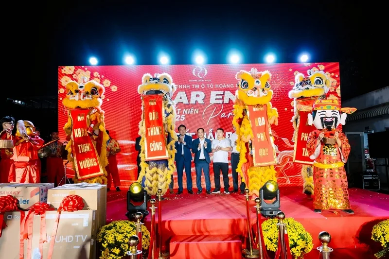 Year End Party doanh nghiệp do Sài Gòn Light Event tổ chức với sân khấu, âm thanh ánh sáng và không gian tiệc chuyên nghiệp.