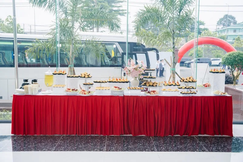 Bàn tiệc teabreak phục vụ bánh ngọt, trái cây và nước uống cho khách mời.