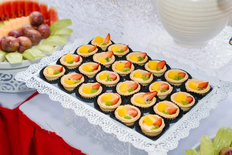 Bàn tiệc teabreak phục vụ bánh ngọt, trái cây và nước uống cho khách mời.