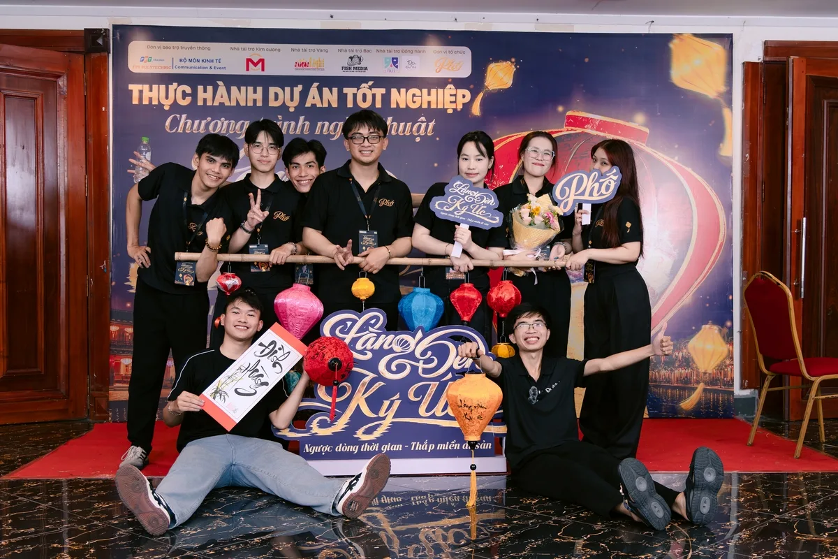 Làng Đèn Ký Ức là chương trình mang màu sắc văn hóa và cộng đồng. Chương trình văn hóa Làng Đèn Ký Ức mang đến không gian kết nối ký ức và cộng đồng.