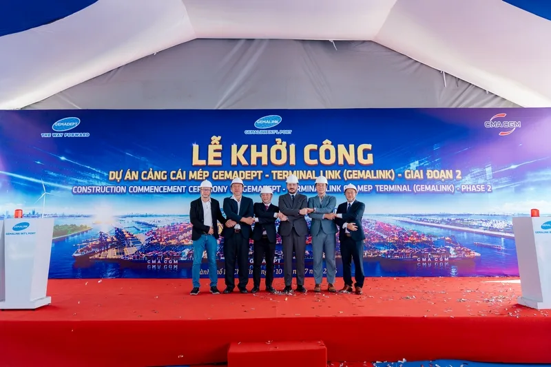 Đại biểu chụp hình lưu niệm tại sân khấu lễ khởi công Gemalink giai đoạn 2 sau phần nghi thức chính.
