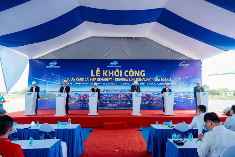 Đại biểu thực hiện nghi thức khởi công Gemalink giai đoạn 2 tại khu vực Cái Mép trong chương trình do Sài Gòn Light Event đồng hành.