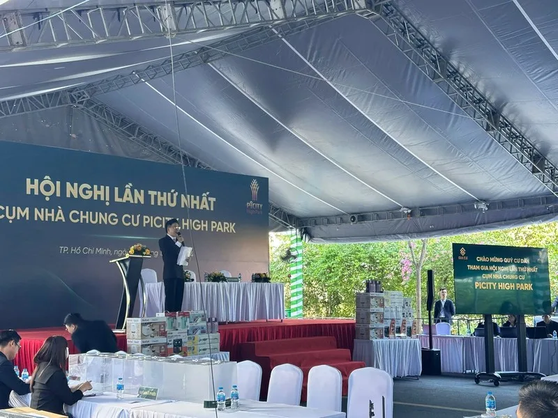 Khu vực phát biểu được trang bị bục, micro và màn hình hỗ trợ truyền tải nội dung rõ ràng.