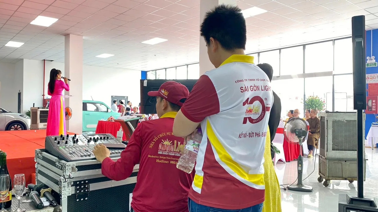 Đội ngũ kỹ thuật Sài Gòn Light Event kiểm tra thiết bị trước chương trình