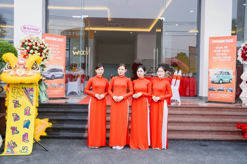 Đội ngũ PG hỗ trợ đón tiếp và hướng dẫn khách mời tham dự sự kiện.