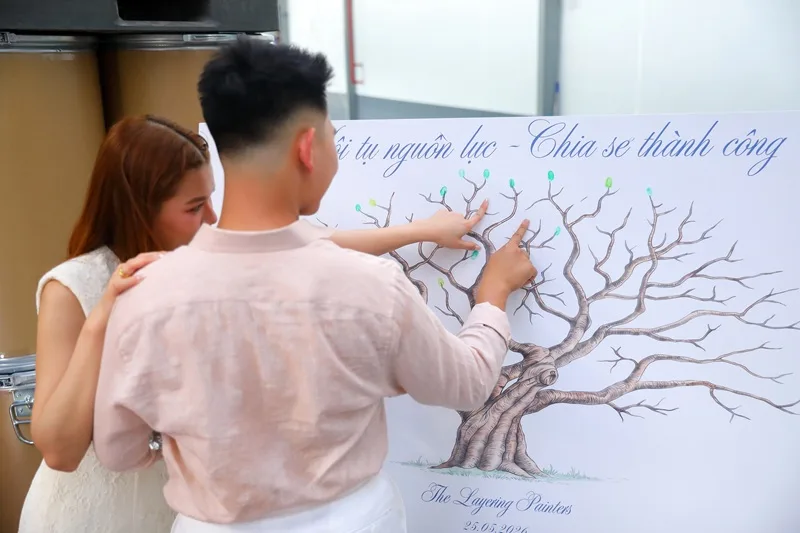 Khách mời cùng lưu dấu vân tay trên cây biểu tượng với thông điệp “Hội tụ nguồn lực – Chia sẻ thành công