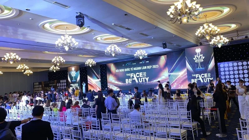 Không gian hội nghị quốc tế ngành làm đẹp với sân khấu LED và khu vực khách mời quy mô lớn.