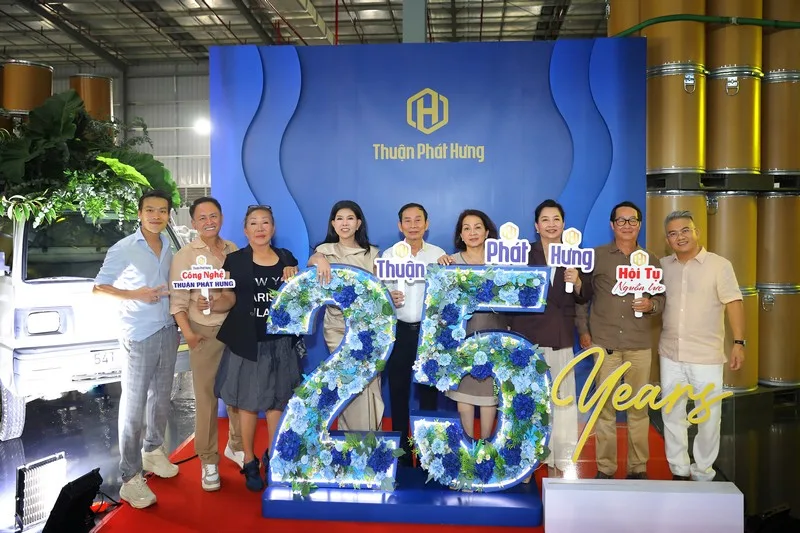 Khách mời lưu lại khoảnh khắc tại tiểu cảnh số 25 và backdrop nhận diện thương hiệu Thuận Phát Hưng.