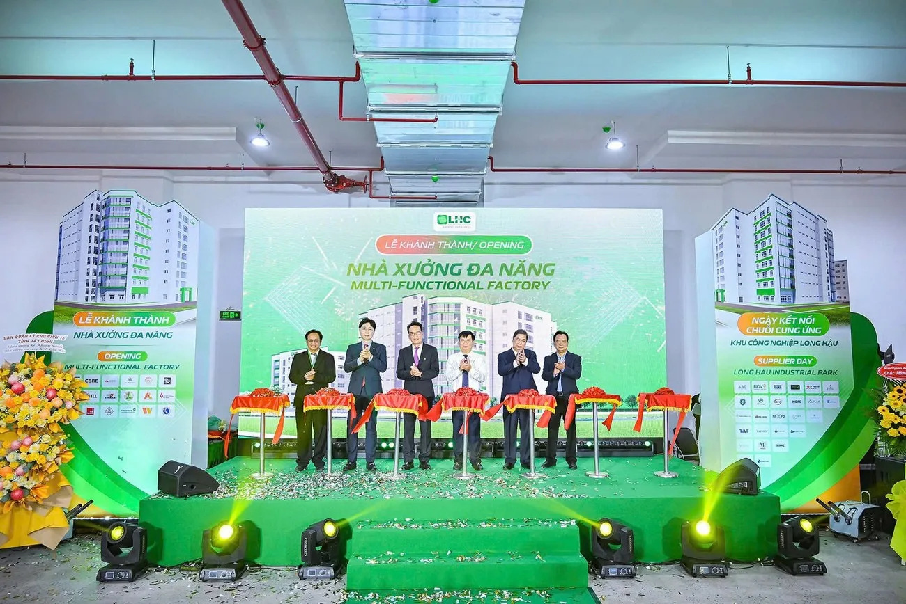 Không gian lễ khánh thành được bố trí sân khấu, màn hình LED và khu vực đại biểu trang trọng. Lễ khánh thành Nhà máy Công ty Hóa chất Thành Phương tại Long An