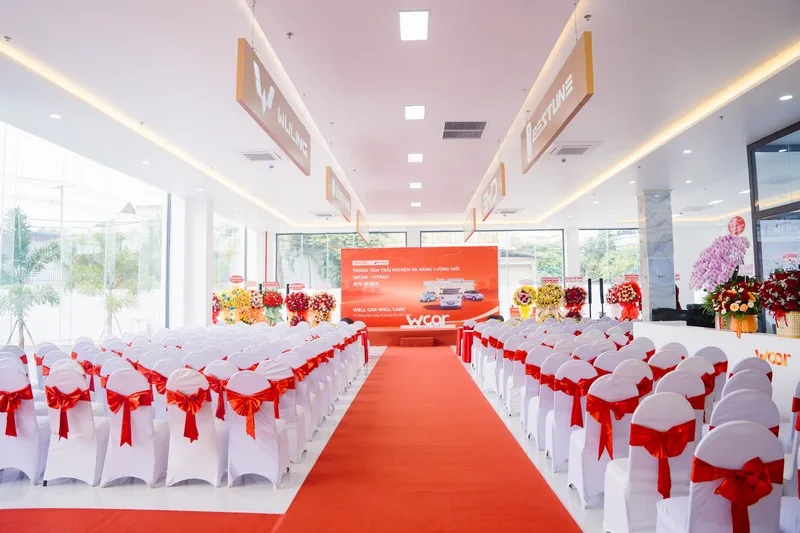 Sân khấu lễ khai trương WCAR – VITRAC được thi công đồng bộ với backdrop và thảm đỏ.