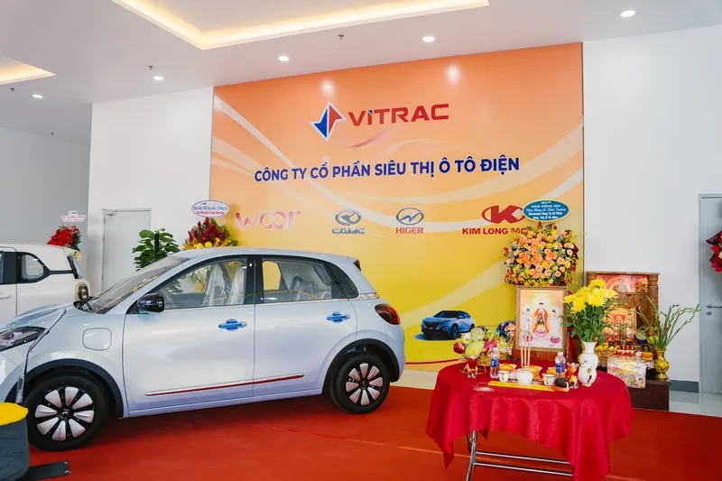 Mâm cúng khai trương được chuẩn bị đầy đủ lễ vật và bố trí trang trọng.