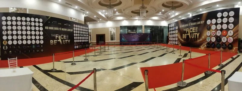Khu vực đón khách hội nghị được bố trí thảm đỏ, backdrop thương hiệu và hệ thống trụ barrie.