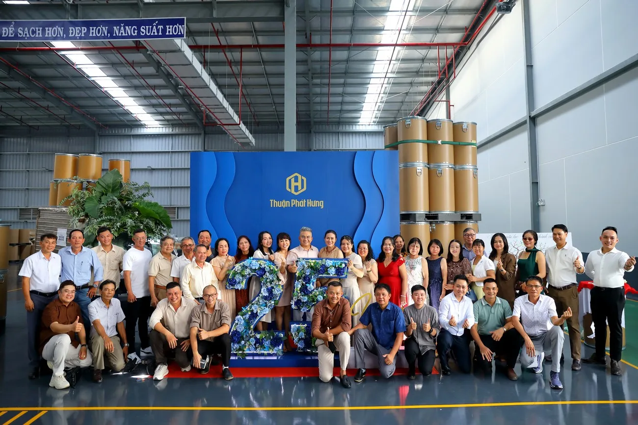 Tập thể khách mời lưu lại hình ảnh tại lễ kỷ niệm 25 năm thành lập Thuận Phát Hưng. Khách mời tại lễ kỷ niệm 25 năm thành lập Công ty Thuận Phát Hưng