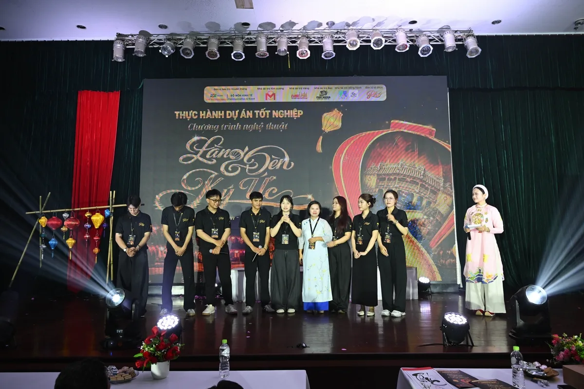 Những khoảnh khắc đáng nhớ trong chương trình Làng Đèn Ký Ức. Làng Đèn Ký Ức lưu lại những khoảnh khắc đáng nhớ trong chương trình cộng đồng giàu cảm xúc.