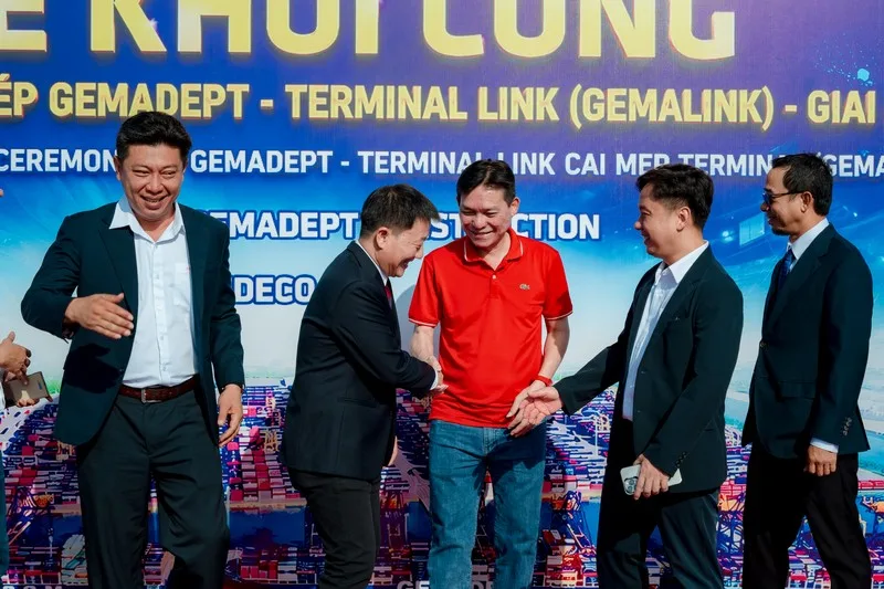 Khách mời check-in tại backdrop