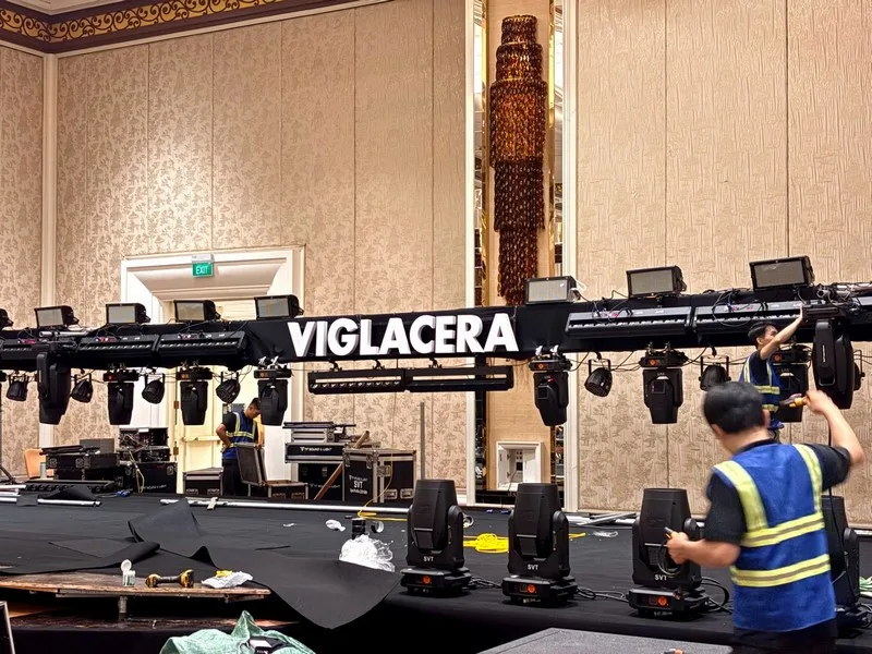Lắp đặt logo LED Viglacera trên sân khấu Gala Dinner VIGSA 2026.