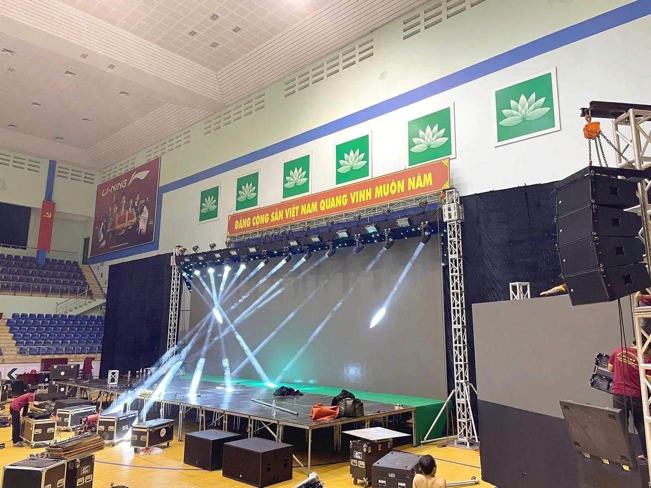 Lắp đặt màn hình LED và hệ thống ánh sáng cho sự kiện doanh nghiệp
