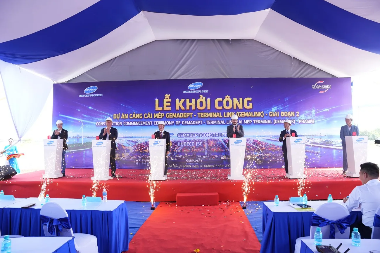 Sân khấu, khu vực nghi thức và chỗ ngồi đại biểu được hoàn thiện đồng bộ tại lễ khởi công. Không gian Lễ khởi công Cảng Cái Mép Gemalink giai đoạn 2