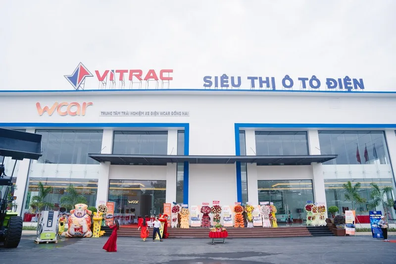 Mặt tiền Siêu thị Ô tô Điện WCAR – VITRAC nổi bật với hệ thống bảng hiệu thương hiệu và khu vực trưng bày phía ngoài.