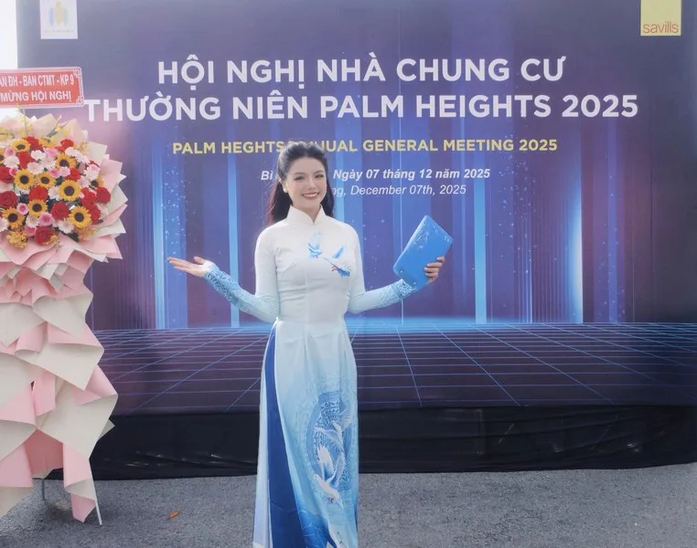 MC dẫn chương trình trước backdrop Hội nghị nhà chung cư thường niên Palm Heights năm 2025.