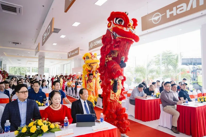 Tiết mục múa lân khuấy động không khí lễ khai trương WCAR – VITRAC.
