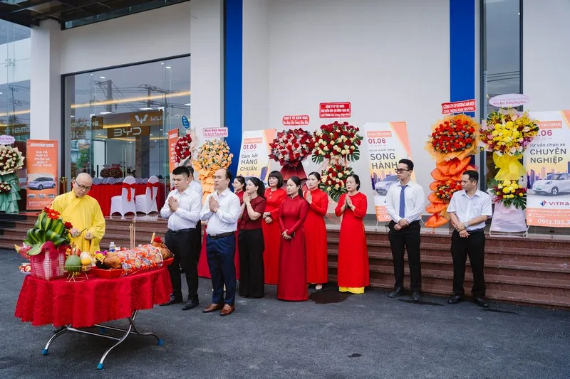 Mâm cúng khai trương được chuẩn bị đầy đủ lễ vật và bố trí trang trọng.