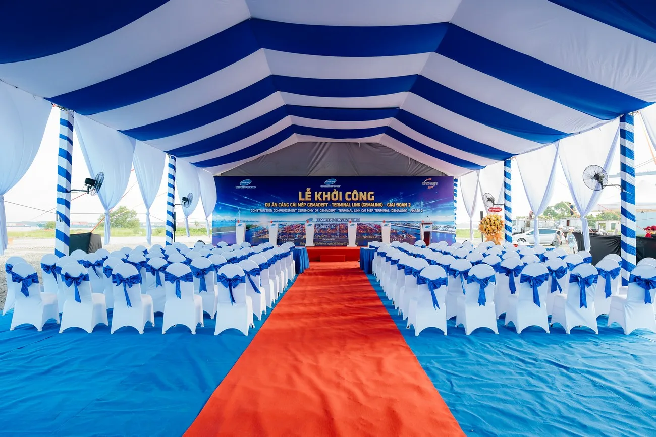 Thứ Hai 9:12 viết bài website cho web sài gòn light event. dưới đây là brief: seo tittle: Công Ty Tổ Chức Sự Kiện Chuyên Nghiệp Tại TPHCM – Trọn Gói Cho Doanh Nghiệp định hướng nội dung: Xây trang nội dung nền tảng, nhấn mạnh năng lực tổ chức trọn gói và sự kiện doanh nghiệp quy mô lớn yêu cầu: Yêu cầu bài nền tảng: mở bằng nhu cầu của doanh nghiệp khi tìm agency → tiêu chí chọn công ty tổ chức sự kiện → năng lực Sài Gòn Light → loại hình sự kiện có thể triển khai → quy mô/địa bàn → quy trình làm việc → kho thiết bị & nhân sự → dự án tiêu biểu → cam kết vận hành → CTA. Bắt buộc: ảnh thật, dự án thật, số liệu/năng lực có kiểm chứng, video nếu có, CTA và internal link về các dịch vụ chính. Tránh viết chung chung kiểu 'uy tín – giá rẻ – chuyên nghiệp'. từ nhưng yeu cầu đó, viết cho t 1 bài viết SEO theo yêu cầu trên, khoảng 1300 chữ, chèn khoảng 20 hình (gợi ý cho t về hình ảnh), ngoài nội dung bài viết, cho t thêm nội dung các phần trong hình ảnh t gửi nữa Thứ Hai 10:36 cho t phần đó của tất cả ảnh này làm lại phần thông tin đó cho các ảnh theo số thứ tự của t nha ê lỗi nè, sao sửa mà nó có 77 điểm hà, viết từ khóa sao cho điểm cao á thẻ này là gì Hôm nay 15:22 Đã dán markdown (1).md Tệp cho t phần FAQ cuối bài viết của bài viết này, lưu ý nội dung hỏi đáp có liên quan đến nội dung bài viết viết bài website cho sài gòn light event, dưới đây là brief: seo title: Tổ Chức Sự Kiện Quy Mô Lớn Tại TPHCM – Giải Pháp Trọn Gói Cho Doanh Nghiệp định hướng nội dung: Định vị Sài Gòn Light ở nhóm sự kiện lớn, yêu cầu cao, vận hành chuyên nghiệp yêu cầu: Tập trung định vị sự kiện lớn: đặc thù event 500–2.000+ khách → bài toán mặt bằng, tiến độ, nhiều nhà cung cấp, thiết bị, nhân sự, an toàn, điện dự phòng, thời tiết → cách lập master plan → layout/3D → timeline thi công → hệ thống kỹ thuật → điều phối → phương án B/C → nghiệm thu → CTA. Nên dùng ảnh/video các dự án quy mô lớn và thông số thật để tạo niềm tin. từ nhưng yeu cầu đó, viết cho t 1 bài viết SEO theo yêu cầu trên, khoảng 1300 chữ, chèn khoảng 20 hình (gợi ý cho t về hình ảnh), ngoài nội dung bài viết, cho t thêm nội dung các phần trong hình ảnh t gửi nữa Dưới đây là bài hoàn chỉnh theo hướng định vị năng lực tổ chức sự kiện quy mô lớn. T dùng các mốc thực tế như Ngày Quốc tế Yoga 2026 hơn 2.000 người và các dự án doanh nghiệp, công trường đã triển khai để nội dung có cơ sở, không viết chung chung. Thông tin SEO SEO title: Tổ Chức Sự Kiện Quy Mô Lớn Tại TPHCM – Giải Pháp Trọn Gói Cho Doanh Nghiệp Từ khóa chính: tổ chức sự kiện quy mô lớn tại TPHCM Từ khóa phụ: tổ chức sự kiện lớn tổ chức sự kiện doanh nghiệp công ty tổ chức sự kiện tại TPHCM tổ chức sự kiện trọn gói vận hành sự kiện quy mô lớn Slug: to-chuc-su-kien-quy-mo-lon-tai-tphcm Meta description: Sài Gòn Light Event tổ chức sự kiện quy mô lớn tại TPHCM với master plan, thiết bị, nhân sự và phương án vận hành trọn gói. Mô tả ngắn: Giải pháp tổ chức sự kiện quy mô lớn từ khảo sát, thiết kế, thi công kỹ thuật đến điều phối và vận hành hiện trường. Danh mục: Kinh nghiệm tổ chức sự kiện Thẻ: sự kiện quy mô lớn, tổ chức sự kiện tại TPHCM, sự kiện doanh nghiệp, tổ chức sự kiện trọn gói, Sài Gòn Light Event Tổ Chức Sự Kiện Quy Mô Lớn Tại TPHCM – Giải Pháp Trọn Gói Cho Doanh Nghiệp Tổ chức sự kiện quy mô lớn tại TPHCM không đơn thuần là mở rộng sân khấu, tăng số lượng bàn ghế hoặc bổ sung thêm thiết bị. Khi số lượng người tham dự đạt từ 500 đến hơn 2.000 người, toàn bộ bài toán về mặt bằng, hạ tầng kỹ thuật, nhân sự, luồng di chuyển và khả năng xử lý tình huống đều thay đổi. Doanh nghiệp cần kiểm soát đồng thời nhiều nhóm công việc: nội dung, thiết kế, thi công, thiết bị, nhân sự, an ninh, đón khách, truyền thông và vận hành. Trong khi đó, thời gian tiếp cận địa điểm thường giới hạn, nhiều nhà cung cấp cùng làm việc tại một mặt bằng và chương trình phải bắt đầu đúng thời điểm đã công bố. Vì vậy, sự kiện lớn cần được quản lý bằng một master plan thống nhất, trong đó mỗi bộ phận hiểu rõ nhiệm vụ, thời điểm bàn giao và phương án thay thế khi điều kiện thực tế thay đổi. [Chèn ảnh 01: Toàn cảnh Ngày Quốc tế Yoga 2026 với hơn 2.000 người tại phố đi bộ Nguyễn Huệ] Sự kiện từ 500 đến hơn 2.000 khách khác gì chương trình thông thường? Số lượng khách càng lớn, mức độ phụ thuộc giữa các hạng mục càng cao. Việc thay đổi vị trí sân khấu có thể ảnh hưởng đến đường điện, hướng loa, khu vực khán giả, lối thoát và vị trí quay phim. Chậm bàn giao mặt bằng có thể khiến thời gian lắp đặt sân khấu, màn hình LED và tổng duyệt bị rút ngắn. Một chương trình quy mô lớn thường đặt ra những yêu cầu chính: Không gian phải đủ sức chứa nhưng vẫn bảo đảm tầm nhìn. Khách mời cần được phân luồng ngay từ khu vực tiếp cận. Thiết bị phải phù hợp với diện tích và điều kiện thực tế. Nguồn điện cần được tính tải và có phương án dự phòng. Nhân sự phải được chia theo khu vực và đầu việc cụ thể. Các đơn vị thi công cần làm việc theo một timeline chung. Phải có kịch bản xử lý thời tiết và sự cố kỹ thuật. Công tác nghiệm thu phải hoàn thành trước giờ đón khách. Đây là lý do doanh nghiệp cần lựa chọn đơn vị có năng lực triển khai tổng thể, thay vì chỉ ghép nhiều nhà cung cấp riêng lẻ. [Chèn ảnh 02: Toàn cảnh khu vực khán giả tại một sự kiện đông người] Bài toán mặt bằng và luồng di chuyển của khách mời Mặt bằng là dữ liệu đầu tiên cần được kiểm tra trước khi xây dựng phương án tổ chức. Đội ngũ khảo sát cần đo diện tích, kiểm tra lối vận chuyển, vị trí tập kết thiết bị, nguồn điện, nền sàn, hướng nắng, hướng gió và các giới hạn của địa điểm. Với sự kiện từ 500 khách, layout không chỉ thể hiện vị trí sân khấu và chỗ ngồi mà còn phải phân chia rõ: Cổng vào và khu vực kiểm soát khách. Bàn tiếp đón, check-in hoặc phát tài liệu. Khu vực đại biểu, khách VIP và khách phổ thông. Lối đi dành cho nhân sự, thiết bị và nghệ sĩ. Khu vực kỹ thuật âm thanh, ánh sáng và trình chiếu. Khu vực hậu cần, y tế, an ninh và xử lý sự cố. Lối thoát và điểm tập kết trong tình huống khẩn cấp. Tại chương trình ngoài trời, khoảng cách giữa các khu vực cũng cần được tính toán để khách di chuyển thuận tiện mà không cắt ngang đường kỹ thuật hoặc khu vực biểu diễn. [Chèn ảnh 03: Đội ngũ Sài Gòn Light Event khảo sát mặt bằng] [Chèn ảnh 04: Sơ đồ layout tổng thể của sự kiện] Master plan – nền tảng vận hành sự kiện quy mô lớn Master plan là tài liệu quản lý tổng thể, liên kết mục tiêu chương trình với từng nhóm hạng mục thực tế. Thay vì mỗi bộ phận sử dụng một kế hoạch riêng, toàn bộ đơn vị tham gia phải làm việc theo cùng hệ thống mốc thời gian và trách nhiệm. Một master plan cơ bản cần thể hiện: Mục tiêu, quy mô và đối tượng tham dự. Phạm vi công việc của từng đơn vị. Layout mặt bằng và các khu vực chức năng. Danh sách thiết bị và yêu cầu kỹ thuật. Timeline sản xuất, vận chuyển và thi công. Sơ đồ nhân sự cùng hệ thống liên lạc. Kịch bản chương trình và cue vận hành. Các điểm cần nghiệm thu trước giờ khai mạc. Phương án B, C cho thời tiết và sự cố. Kế hoạch tháo dỡ, hoàn trả mặt bằng. Master plan càng rõ thì khả năng chồng chéo công việc càng thấp. Đây cũng là cơ sở để người chỉ huy hiện trường kiểm tra tiến độ và đưa ra quyết định khi phát sinh thay đổi. [Chèn ảnh 05: Nhân sự họp triển khai master plan trước sự kiện] Layout và thiết kế 3D giúp kiểm soát không gian Đối với sự kiện lớn, bản thiết kế không chỉ phục vụ trình bày ý tưởng. Layout 2D và phối cảnh 3D giúp doanh nghiệp kiểm tra kích thước sân khấu, tỷ lệ màn hình LED, số lượng chỗ ngồi, khoảng cách quan sát và sự liên kết giữa các khu vực. Từ bản vẽ, đội thi công có thể xác định khối lượng vật tư, vị trí dựng truss, đường dây tín hiệu, khu vực đặt bàn điều khiển và phương án di chuyển thiết bị. Doanh nghiệp cũng dễ dàng đánh giá mức độ phù hợp của màu sắc, hình ảnh và các điểm nhận diện trước khi sản xuất. Với công trường hoặc không gian ngoài trời, thiết kế cần bám sát hiện trạng thay vì chỉ tập trung vào hình thức. Những yếu tố như nền đất, sức gió, mái che, tải trọng và khoảng cách an toàn phải được đưa vào phương án kỹ thuật. [Chèn ảnh 06: Phối cảnh 3D sân khấu sự kiện quy mô lớn] [Chèn ảnh 07: Hình ảnh thực tế sau khi thi công theo bản thiết kế] Timeline thi công và phối hợp nhiều nhà cung cấp Một sự kiện doanh nghiệp lớn thường có nhiều đơn vị cùng tham gia: sân khấu, thiết bị, trang trí, biểu diễn, tiệc, truyền thông, bảo vệ và đơn vị quản lý địa điểm. Nếu không có lịch thi công thống nhất, các nhóm có thể cản trở đường vận chuyển hoặc chờ nhau bàn giao. Timeline cần xác định cụ thể thời điểm: Tiếp nhận và khoanh vùng mặt bằng. Tập kết vật tư, thiết bị. Dựng sân khấu, nhà bạt và truss. Lắp đặt LED, âm thanh, ánh sáng. Hoàn thiện nhận diện và trang trí. Bố trí bàn ghế, khu vực đón khách. Kiểm tra nguồn điện và tín hiệu. Chạy thử nội dung trình chiếu. Tổng duyệt với MC, nghệ sĩ và đại biểu. Nghiệm thu trước giờ mở cửa. Các đầu việc có ảnh hưởng trực tiếp đến nhau phải được ưu tiên theo đúng thứ tự. Người điều phối hiện trường cần cập nhật tiến độ liên tục và xử lý ngay khi một hạng mục có nguy cơ trễ. [Chèn ảnh 08: Quá trình dựng sân khấu và khung truss] [Chèn ảnh 09: Đội kỹ thuật lắp đặt màn hình LED] Hệ thống kỹ thuật cho sự kiện quy mô lớn Thiết bị cần được cấu hình theo diện tích, số lượng người tham dự và đặc điểm của chương trình. Không nên lựa chọn chỉ dựa trên số lượng loa, đèn hoặc diện tích màn hình. Âm thanh Hệ thống âm thanh cần bảo đảm độ phủ đồng đều từ khu vực sân khấu đến vị trí cuối cùng của khách tham dự. Tùy mặt bằng, phương án có thể sử dụng loa chính, loa delay, monitor sân khấu, mixer số và micro dự phòng. Ánh sáng Ánh sáng phải đáp ứng đồng thời nhu cầu quan sát, biểu diễn và ghi hình. Các vị trí phát biểu, nghi thức, tiết mục và khu vực khách mời cần được tính toán riêng, tránh tình trạng sân khấu đủ sáng nhưng khuôn mặt đại biểu bị tối khi quay chụp. Màn hình LED và trình chiếu Kích thước LED được xác định theo chiều rộng sân khấu, khoảng cách quan sát và nội dung hiển thị. Hệ thống trình chiếu cần được chạy thử toàn bộ video, slide, tên đại biểu và hiệu ứng trước khi tổng duyệt. [Chèn ảnh 10: Hệ thống âm thanh phục vụ sự kiện ngoài trời] [Chèn ảnh 11: Kỹ thuật viên vận hành bàn mixer] [Chèn ảnh 12: Màn hình LED và ánh sáng sân khấu quy mô lớn] Nguồn điện, thiết bị dự phòng và an toàn thi công Nguồn điện là một trong những hạng mục không thể đánh giá theo cảm tính. Đội kỹ thuật cần thống kê công suất của LED, âm thanh, ánh sáng và thiết bị phụ trợ để phân chia tải phù hợp. Với chương trình quan trọng, phương án cần dự trù nguồn điện dự phòng hoặc giải pháp chuyển đổi phù hợp với địa điểm. Dây nguồn và dây tín hiệu phải được bảo vệ tại các vị trí có người qua lại, đồng thời tách biệt những khu vực có nguy cơ va chạm hoặc thấm nước. Trong quá trình thi công, sân khấu, truss, màn hình, mái che và các cấu kiện cần được kiểm tra trước khi đưa vào sử dụng. Khu vực kỹ thuật phải có người phụ trách, hạn chế người không có nhiệm vụ tiếp cận. [Chèn ảnh 13: Đội kỹ thuật kiểm tra dây nguồn và thiết bị] Điều phối nhân sự theo từng khu vực Sự kiện có hàng trăm hoặc hàng nghìn người không thể vận hành chỉ bằng một nhóm nhân sự tập trung tại sân khấu. Nhân sự cần được chia theo các khu vực: đón khách, sân khấu, kỹ thuật, hậu cần, đại biểu, biểu diễn, an ninh và truyền thông. Mỗi nhóm phải có người phụ trách và phương thức liên lạc thống nhất. Bộ đàm, nhóm liên lạc nội bộ và cue sheet giúp thông tin được truyền nhanh mà không gây nhiễu trong thời gian chương trình diễn ra. Người chỉ huy hiện trường chịu trách nhiệm kết nối các nhóm, theo dõi timeline và quyết định khi cần thay đổi thứ tự hoặc phương án vận hành. [Chèn ảnh 14: Đội ngũ điều phối tại khu vực đón khách] [Chèn ảnh 15: Nhân sự kỹ thuật và điều phối trao đổi bằng bộ đàm] Phương án B và C cho thời tiết, kỹ thuật và tiến độ Với sự kiện ngoài trời, phương án dự phòng cần được xây dựng ngay từ đầu, không chờ đến khi thời tiết thay đổi. Tùy điều kiện, phương án có thể gồm nhà bạt, mái che thiết bị, gia cố hạng mục, điều chỉnh vị trí khách hoặc thay đổi timeline. Đối với kỹ thuật, chương trình cần chuẩn bị micro, dây tín hiệu, laptop trình chiếu, file nội dung và một số thiết bị quan trọng để thay thế khi cần. Các file chương trình nên được lưu tại nhiều thiết bị và kiểm tra định dạng trước khi chạy. Nếu tiến độ thi công bị rút ngắn, master plan phải xác định nhóm hạng mục bắt buộc hoàn thành trước, nhóm có thể triển khai song song và nhóm có thể tinh giản mà không ảnh hưởng đến chương trình. [Chèn ảnh 16: Nhà bạt che phủ khu vực tổ chức ngoài trời] Nghiệm thu trước khi đón khách Nghiệm thu sự kiện quy mô lớn cần được thực hiện theo checklist, không chỉ kiểm tra bằng quan sát. Các bộ phận lần lượt xác nhận sân khấu, kết cấu, nguồn điện, âm thanh, ánh sáng, LED, nội dung trình chiếu, bàn ghế, biển chỉ dẫn và khu vực nghi thức. Sau kiểm tra kỹ thuật là bước chạy thử theo timeline. MC, người phát biểu, kỹ thuật, biểu diễn và điều phối cần thống nhất cue bắt đầu, thời lượng và cách xử lý nếu nội dung thay đổi. Chỉ khi các khu vực đã được bàn giao, nhân sự đứng đúng vị trí và thiết bị hoạt động ổn định, chương trình mới chuyển sang giai đoạn đón khách. [Chèn ảnh 17: Đội kỹ thuật tổng duyệt trước chương trình] Năng lực triển khai thực tế của Sài Gòn Light Event Sài Gòn Light Event có kinh nghiệm tổ chức và vận hành nhiều chương trình doanh nghiệp, công trình và sự kiện cộng đồng tại TPHCM cùng khu vực phía Nam. Ngày Quốc tế Yoga 2026 tại phố đi bộ Nguyễn Huệ quy tụ hơn 2.000 người tham dự. Đây là sự kiện cộng đồng ngoài trời, yêu cầu kiểm soát mặt bằng trung tâm thành phố, hệ thống kỹ thuật, nội dung chương trình và hoạt động đồng diễn của số lượng lớn người tham gia. Chương trình được Báo Lao Động ghi nhận với vai trò vận hành của Sài Gòn Light Event. Xem thông tin chương trình. Bên cạnh đó, Sài Gòn Light Event đã triển khai lễ khởi công Cảng Cái Mép Gemadept – Gemalink giai đoạn 2 tại Cái Mép – Thị Vải; hội nghị khách hàng VIGSA 2026 tại InterContinental Grand Hồ Tràm; lễ kỷ niệm 25 năm Thuận Phát Hưng; các lễ khởi công, khai trương và khánh thành cho doanh nghiệp, nhà máy, khu công nghiệp. Những dự án này có điều kiện mặt bằng và yêu cầu khác nhau nhưng cùng đòi hỏi khả năng quản lý thiết bị, nhân sự, thi công và vận hành theo tiến độ. [Chèn ảnh 18: Ngày Quốc tế Yoga 2026 tại phố đi bộ Nguyễn Huệ] [Chèn ảnh 19: Lễ khởi công Cảng Gemalink giai đoạn 2] [Chèn ảnh 20: Đội ngũ Sài Gòn Light Event sau khi hoàn thành dự án] Tổ chức sự kiện quy mô lớn tại TPHCM cùng Sài Gòn Light Event Đối với sự kiện từ 500 đến hơn 2.000 người, doanh nghiệp cần một phương án được xây dựng từ dữ liệu thực tế, có đầu mối điều phối xuyên suốt và có khả năng kiểm soát nhiều hạng mục cùng lúc. Sài Gòn Light Event đồng hành từ khảo sát mặt bằng, lập master plan, thiết kế layout, phối cảnh 3D đến thi công, cung cấp thiết bị, bố trí nhân sự, tổng duyệt và vận hành chương trình. Mỗi phương án được xây dựng theo quy mô, mục tiêu và điều kiện riêng của dự án. Liên hệ Sài Gòn Light Event để khảo sát địa điểm, tư vấn cấu hình và xây dựng kế hoạch tổ chức sự kiện quy mô lớn phù hợp với doanh nghiệp. Câu hỏi thường gặp Sự kiện bao nhiêu khách được xem là sự kiện quy mô lớn? Quy mô còn phụ thuộc loại hình và địa điểm, nhưng các chương trình từ khoảng 500 khách thường cần hệ thống quản lý mặt bằng, kỹ thuật và nhân sự phức tạp hơn. Với sự kiện hơn 1.000 người, yêu cầu về phân luồng, an toàn và phương án dự phòng càng cần được kiểm soát chặt chẽ. Master plan tổ chức sự kiện gồm những nội dung nào? Master plan thường gồm mục tiêu, phạm vi công việc, layout, danh sách thiết bị, timeline thi công, sơ đồ nhân sự, kịch bản vận hành, tiêu chuẩn nghiệm thu và phương án dự phòng. Tổ chức sự kiện ngoài trời cần chuẩn bị phương án gì? Doanh nghiệp cần dự kiến nhà bạt hoặc mái che, bảo vệ thiết bị, kiểm tra nguồn điện, theo dõi thời tiết, xác định lối thoát và xây dựng phương án điều chỉnh timeline khi điều kiện thực tế thay đổi. Sài Gòn Light Event có cung cấp thiết bị cho sự kiện lớn không? Có. Sài Gòn Light Event cung cấp âm thanh, ánh sáng, màn hình LED, sân khấu, truss, nhà bạt, bàn ghế và các thiết bị hỗ trợ khác theo diện tích, số lượng khách và nội dung chương trình. Cần cung cấp thông tin gì để nhận phương án tổ chức sự kiện? Doanh nghiệp nên cung cấp thời gian, địa điểm, loại hình, số lượng khách, mục tiêu, nội dung chính, ngân sách dự kiến và yêu cầu về hình ảnh thương hiệu để đội ngũ xây dựng phương án phù hợp. Nội dung điền các tab trên website Tab Hero Ảnh nền: Nên sử dụng ảnh toàn cảnh Ngày Quốc tế Yoga 2026 tại phố đi bộ Nguyễn Huệ, thể hiện rõ số lượng người tham dự và không gian ngoài trời quy mô lớn. Tiêu đề override: Tổ chức sự kiện quy mô lớn tại TPHCMGiải pháp trọn gói cho doanh nghiệp Tab Meta Nguồn: Sài Gòn Light Event Nhãn category: Kinh nghiệm sự kiện Thời gian đọc: 9 phút đọc Link video: Chèn video recap Ngày Quốc tế Yoga 2026 hoặc video showreel tổng hợp các dự án quy mô lớn. Nếu chưa có video phù hợp thì để trống, không lấy video không liên quan chỉ để lấp chỗ. Đánh dấu featured: Nên tích chọn nếu muốn bài xuất hiện ở khu vực Tin tức hoặc bài nổi bật. Tab Bài liên quan Nên chọn từ 3–4 bài: Công ty tổ chức sự kiện chuyên nghiệp tại TPHCM Checklist thiết bị cần chuẩn bị trước ngày diễn ra sự kiện Dịch vụ tổ chức sự kiện doanh nghiệp Dịch vụ cho thuê thiết bị sự kiện Tab CTA Hiển thị section: Tích chọn. Tiêu đề: Doanh nghiệp đang chuẩn bị một sự kiện quy mô lớn?Nhận master plan và phương án triển khai phù hợp Nút chính: Nội dung: Nhận tư vấn và báo giá Liên kết: trang Liên hệ của Sài Gòn Light Event Nút phụ: Nội dung: Xem dự án quy mô lớn Liên kết: trang Dự án hoặc Năng lực triển khai quy mô lớn Gợi ý tên và nội dung 20 ảnh STT Tên file đề xuất Văn bản thay thế 01 to-chuc-su-kien-quy-mo-lon-tai-tphcm.jpg Tổ chức sự kiện quy mô lớn tại TPHCM với hơn 2.000 người 02 khach-tham-du-su-kien-quy-mo-lon.jpg Khu vực khách tham dự tại sự kiện doanh nghiệp quy mô lớn 03 khao-sat-mat-bang-su-kien-lon.jpg Đội ngũ khảo sát mặt bằng trước khi tổ chức sự kiện lớn 04 layout-to-chuc-su-kien-quy-mo-lon.jpg Layout phân chia các khu vực trong sự kiện quy mô lớn 05 hop-trien-khai-master-plan-su-kien.jpg Đội ngũ họp triển khai master plan tổ chức sự kiện 06 thiet-ke-3d-san-khau-su-kien-lon.jpg Phối cảnh 3D sân khấu dành cho sự kiện quy mô lớn 07 khong-gian-su-kien-sau-thi-cong.jpg Không gian sự kiện thực tế sau khi hoàn thành thi công 08 thi-cong-san-khau-khung-truss.jpg Quá trình thi công sân khấu và khung truss sự kiện 09 lap-dat-man-hinh-led-su-kien.jpg Đội kỹ thuật lắp đặt màn hình LED cho sân khấu 10 he-thong-am-thanh-su-kien-ngoai-troi.jpg Hệ thống âm thanh phục vụ sự kiện đông người ngoài trời 11 ky-thuat-vien-van-hanh-ban-mixer.jpg Kỹ thuật viên vận hành bàn mixer tại sự kiện doanh nghiệp 12 man-hinh-led-anh-sang-san-khau-lon.jpg Màn hình LED và ánh sáng tại sân khấu quy mô lớn 13 kiem-tra-nguon-dien-su-kien.jpg Đội kỹ thuật kiểm tra nguồn điện và dây tín hiệu 14 nhan-su-dieu-phoi-don-khach.jpg Nhân sự điều phối và đón khách tại sự kiện quy mô lớn 15 dieu-phoi-su-kien-bang-bo-dam.jpg Đội ngũ sử dụng bộ đàm để điều phối chương trình 16 nha-bat-su-kien-ngoai-troi.jpg Nhà bạt bảo vệ khách mời và thiết bị ngoài trời 17 tong-duyet-truoc-su-kien-lon.jpg Đội ngũ tổng duyệt và nghiệm thu trước giờ đón khách 18 ngay-quoc-te-yoga-2026-nguyen-hue.jpg Ngày Quốc tế Yoga 2026 hơn 2.000 người tại Nguyễn Huệ 19 le-khoi-cong-cang-gemalink-giai-doan-2.jpg Lễ khởi công Cảng Cái Mép Gemalink giai đoạn 2 20 doi-ngu-sai-gon-light-event.jpg Đội ngũ Sài Gòn Light Event sau khi hoàn thành dự án Lưu ý: ảnh đại diện và ảnh số 18 nên chọn khung ngang rộng, nhìn rõ đám đông. Các ảnh còn lại cần dùng ảnh thi công, thiết bị và nhân sự thật để chứng minh năng lực vận hành, không dùng ảnh stock. đặt tên các ảnh này cho t Tên ảnh dạng không dấu, có gạch ngang theo đúng thứ tự 1–20 nha mami: sai-gon-light-event-tai-le-khoi-cong-du-an-enesta dai-bieu-ngay-quoc-te-yoga-2026-tai-tphcm ngay-quoc-te-yoga-2026-hon-2000-nguoi-tham-du khao-sat-mat-bang-to-chuc-su-kien-quy-mo-lon khong-gian-le-khoi-cong-doanh-nghiep-ngoai-troi khu-vuc-trung-bay-tai-su-kien-doanh-nghiep nha-bat-do-trang-phuc-vu-su-kien-quy-mo-lon nha-bat-xanh-trang-va-khu-vuc-khach-moi thi-cong-san-khau-hoi-nghi-khach-hang-vigsa lap-dat-man-hinh-led-va-anh-sang-su-kien he-thong-dieu-khien-am-thanh-anh-sang-su-kien doi-ngu-dieu-phoi-noi-dung-chuong-trinh san-khau-su-kien-doanh-nghiep-tai-tphcm ky-thuat-vien-van-hanh-man-hinh-led-su-kien doi-ngu-ky-thuat-kiem-tra-thiet-bi-su-kien ky-thuat-vien-kiem-tra-noi-dung-trinh-chieu bo-tri-ban-ghe-trong-nha-bat-su-kien-lon ky-thuat-vien-van-hanh-he-thong-am-thanh tiet-muc-bieu-dien-ngay-quoc-te-yoga-2026 toan-canh-le-khoi-cong-tai-cong-truong cho t phần thông tin này của từng ảnh nha Đây nha mami, t viết theo đúng thứ tự ảnh 1–20. Phần Tiêu đề t để dạng không dấu, có gạch ngang giống tên file; phần Văn bản thay thế, Chú thích và Miêu tả viết tự nhiên, bám sát bài “Tổ chức sự kiện quy mô lớn tại TPHCM”. Ảnh 1 Văn bản thay thế: Đội ngũ Sài Gòn Light Event tại cổng Lễ khởi công Dự án ENESTA Tiêu đề: sai-gon-light-event-tai-le-khoi-cong-du-an-enesta Chú thích: Đội ngũ Sài Gòn Light Event tại khu vực cổng chào Lễ khởi công Dự án ENESTA. Miêu tả: Hình ảnh đội ngũ vận hành tại cổng đón khách của Lễ khởi công Dự án ENESTA. Ảnh 2 Văn bản thay thế: Đại biểu tham dự Ngày Quốc tế Yoga 2026 tại phố đi bộ Nguyễn Huệ Tiêu đề: dai-bieu-ngay-quoc-te-yoga-2026-tai-tphcm Chú thích: Các đại biểu lưu lại hình ảnh tại Ngày Quốc tế Yoga 2026 ở phố đi bộ Nguyễn Huệ. Miêu tả: Khu vực sân khấu chính đón tiếp đại biểu tham dự Ngày Quốc tế Yoga 2026 tại TPHCM. Ảnh 3 Văn bản thay thế: Ngày Quốc tế Yoga 2026 quy tụ hơn 2.000 người tại phố đi bộ Nguyễn Huệ Tiêu đề: ngay-quoc-te-yoga-2026-hon-2000-nguoi-tham-du Chú thích: Hơn 2.000 người tham dự Ngày Quốc tế Yoga 2026 tại phố đi bộ Nguyễn Huệ. Miêu tả: Toàn cảnh chương trình cộng đồng quy mô lớn do Sài Gòn Light Event phối hợp vận hành tại TPHCM. Ảnh 4 Văn bản thay thế: Khảo sát mặt bằng công trường trước khi tổ chức sự kiện quy mô lớn Tiêu đề: khao-sat-mat-bang-to-chuc-su-kien-quy-mo-lon Chú thích: Mặt bằng được khảo sát trước khi xây dựng layout và phương án thi công cho chương trình. Miêu tả: Không gian công trường được kiểm tra về nền đất, lối vận chuyển và vị trí lắp đặt thiết bị. Ảnh 5 Văn bản thay thế: Không gian lễ khởi công ngoài trời với nhà bạt, sân khấu và thảm đỏ Tiêu đề: khong-gian-le-khoi-cong-doanh-nghiep-ngoai-troi Chú thích: Không gian lễ khởi công được hoàn thiện với nhà bạt, sân khấu và khu vực đón khách. Miêu tả: Toàn cảnh khu vực tổ chức lễ khởi công doanh nghiệp ngoài trời sau khi hoàn thành thi công. Ảnh 6 Văn bản thay thế: Khu vực trưng bày sản phẩm tại sự kiện doanh nghiệp quy mô lớn Tiêu đề: khu-vuc-trung-bay-tai-su-kien-doanh-nghiep Chú thích: Khu vực trưng bày được bố trí theo nhận diện thương hiệu và luồng di chuyển của khách tham dự. Miêu tả: Không gian giới thiệu sản phẩm và tiếp cận khách hàng trong một chương trình sự kiện doanh nghiệp. Ảnh 7 Văn bản thay thế: Nhà bạt đỏ trắng với sân khấu và khu vực khách mời sự kiện Tiêu đề: nha-bat-do-trang-phuc-vu-su-kien-quy-mo-lon Chú thích: Nhà bạt đỏ trắng tạo không gian che phủ đồng bộ cho sân khấu và khu vực khách mời. Miêu tả: Không gian bên trong nhà bạt được bố trí sân khấu, bàn ghế và lối di chuyển rõ ràng. Ảnh 8 Văn bản thay thế: Nhà bạt xanh trắng và khu vực khách mời tại lễ khởi công